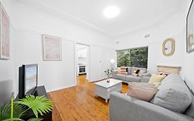Burwood Lovely 2-Bedroom Unit With Free Parking